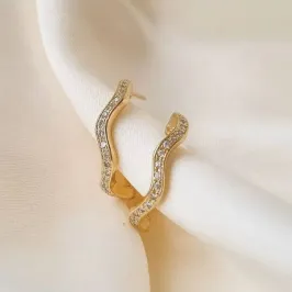 ARGOLA ONDULADA CRAVEJADA COM ZIRCONIAS