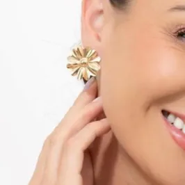 BRINCO FLOR ORGÂNICO BANHADO EM OURO 18K
