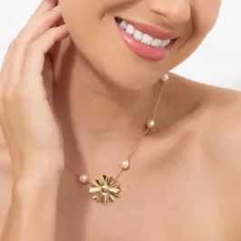 COLAR PÉROLA COM FLOR BANHADO EM OURO 18K