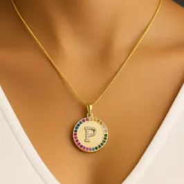 COLAR PINGENTE COM LETRA P CRAVEJADA ZIORCÔNIAS COLORIDA