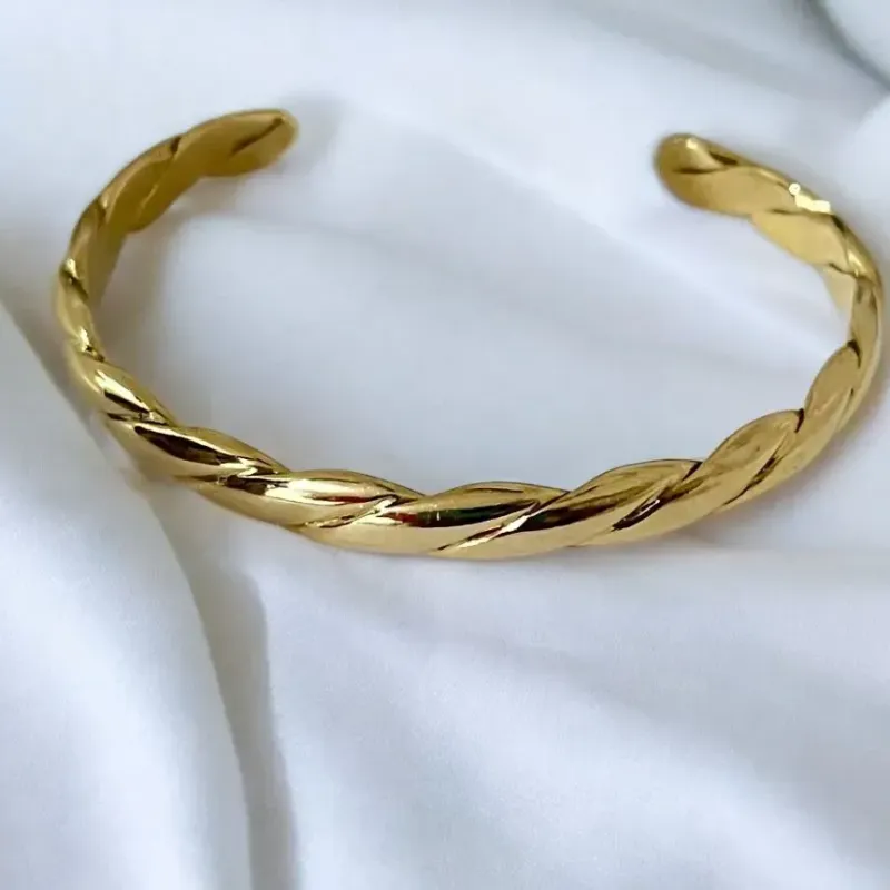 BRACELETE TORCIDO FOLHEADO EM OURO 18K.