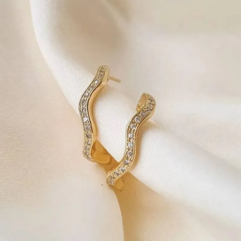 ARGOLA ONDULADA CRAVEJADA COM ZIRCONIAS