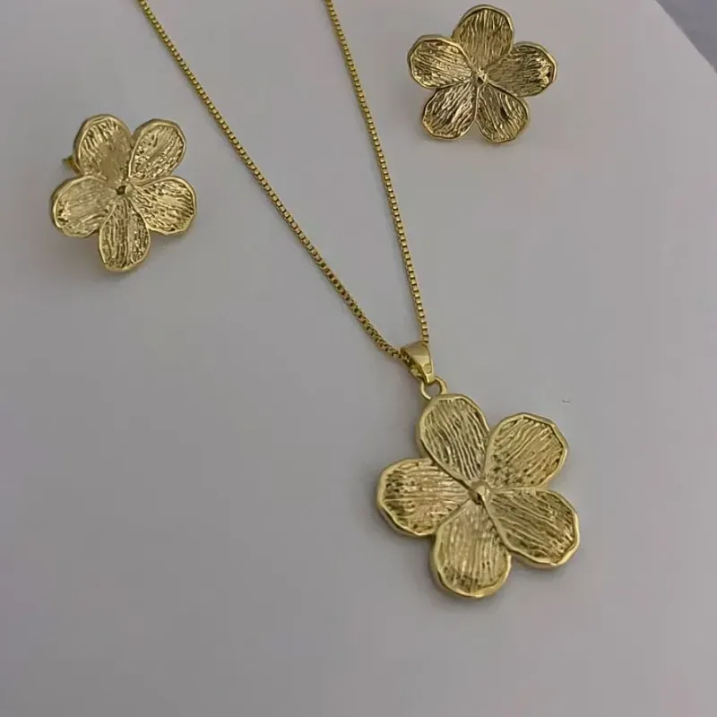 CONJUNTO FLOR FOLHEADO EM OURO 18K