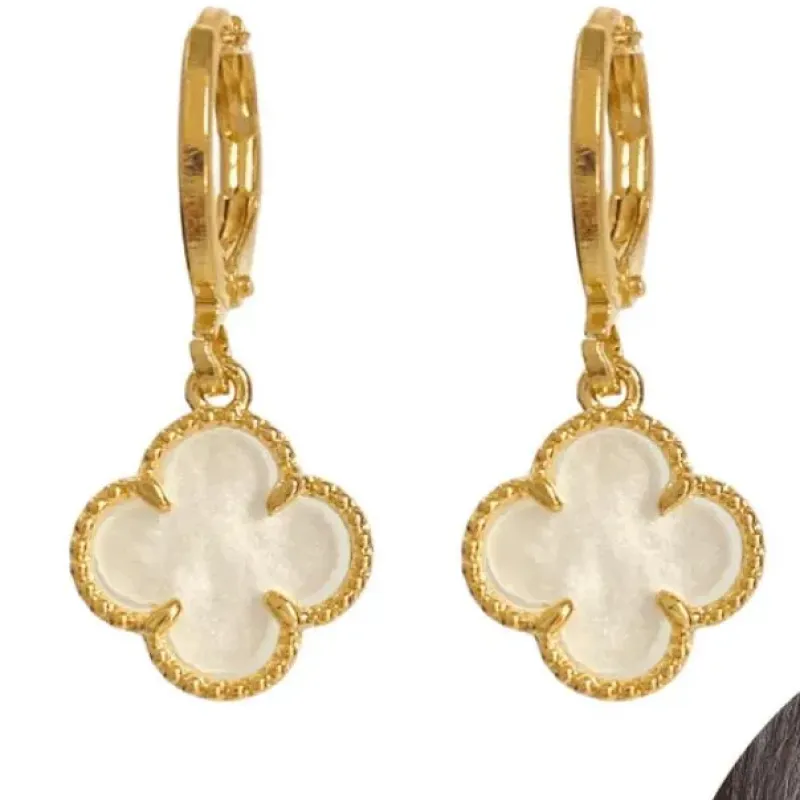 ARGOLINHA TREVO COR BRANCA FOLHRADA EM OURO 18K