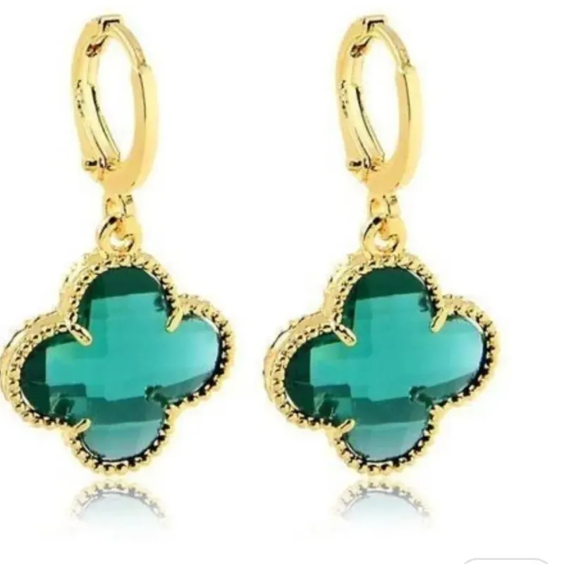 BRINCO ARGOLINHA TREVO COR VERDE FOLHEADO EM OURO 18K