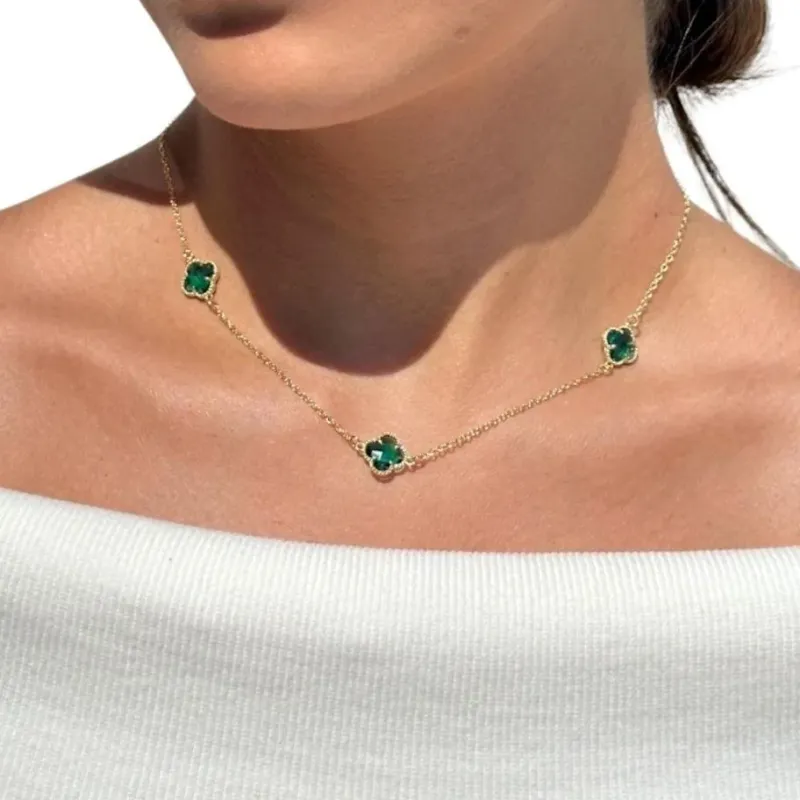 CHOCKER 3 TREVOS PEDRA VERDE ESMERALDA FOLHEADO EM OURO 18K
