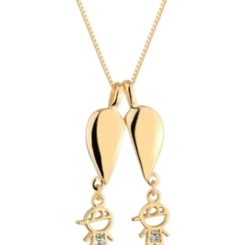 COLAR CORAÇÃO DIVIDIDO COM 2 BONECOS BANHADA EM OURO 18K