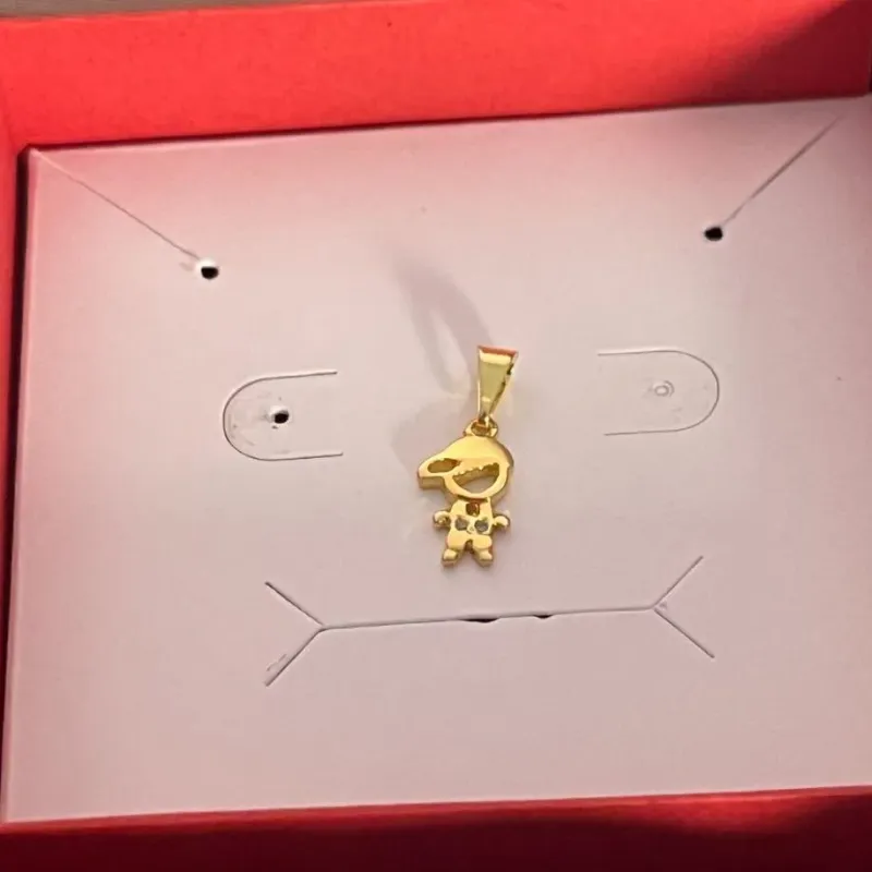 PINGENTE MENINO CRAVEJADO COM BONÉ