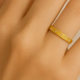 ANEL ESTILO ALIANÇA COM PONTOS DE LUZ EM VOLTA FOLHEADO EM OURO 18K ANEL ESTILO ALIANÇA COM PONTOS DE LUZ EM VOLTA FOLHEADO EM OURO 18K
