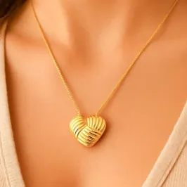 COLAR CORAÇÃO COM DETALHES EM RANNHURAS BANHADO EM OURO 18K COLAR CORAÇÃO COM DETALHES EM RANNHURAS BANHADO EM OURO 18K