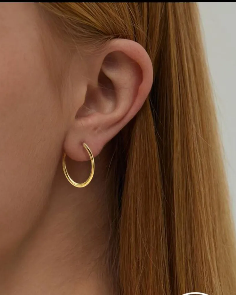 Argola Tubo Lisa Fina  M Folheada em Ouro 18k