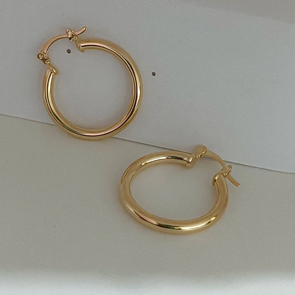 Argola Tubo Lisa P Folheada em Ouro 18k