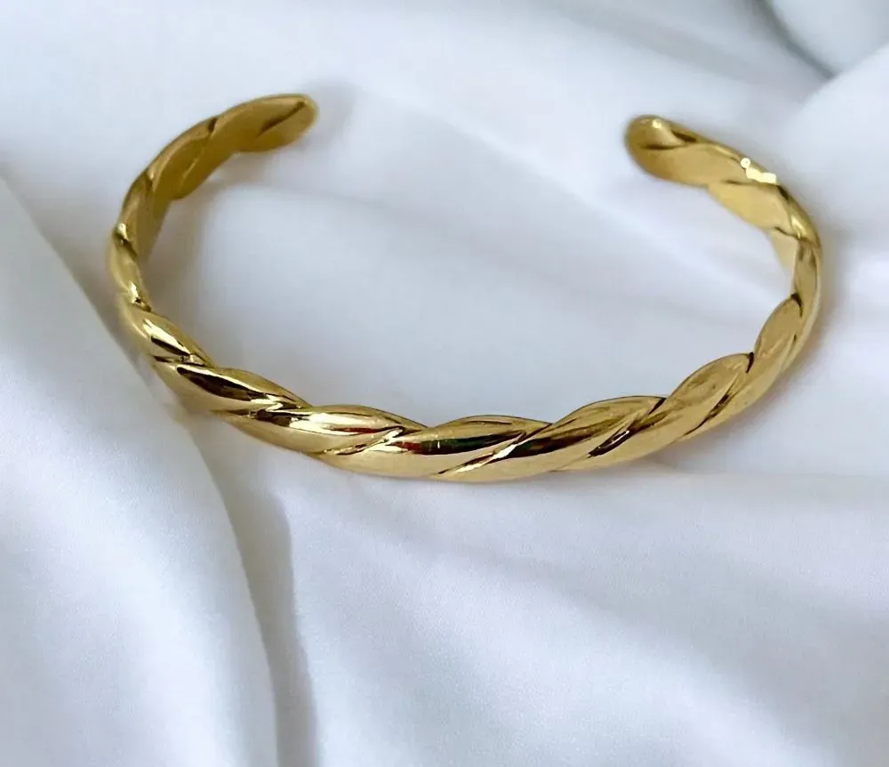 BRACELETE TORCIDO FOLHEADO EM OURO 18K.