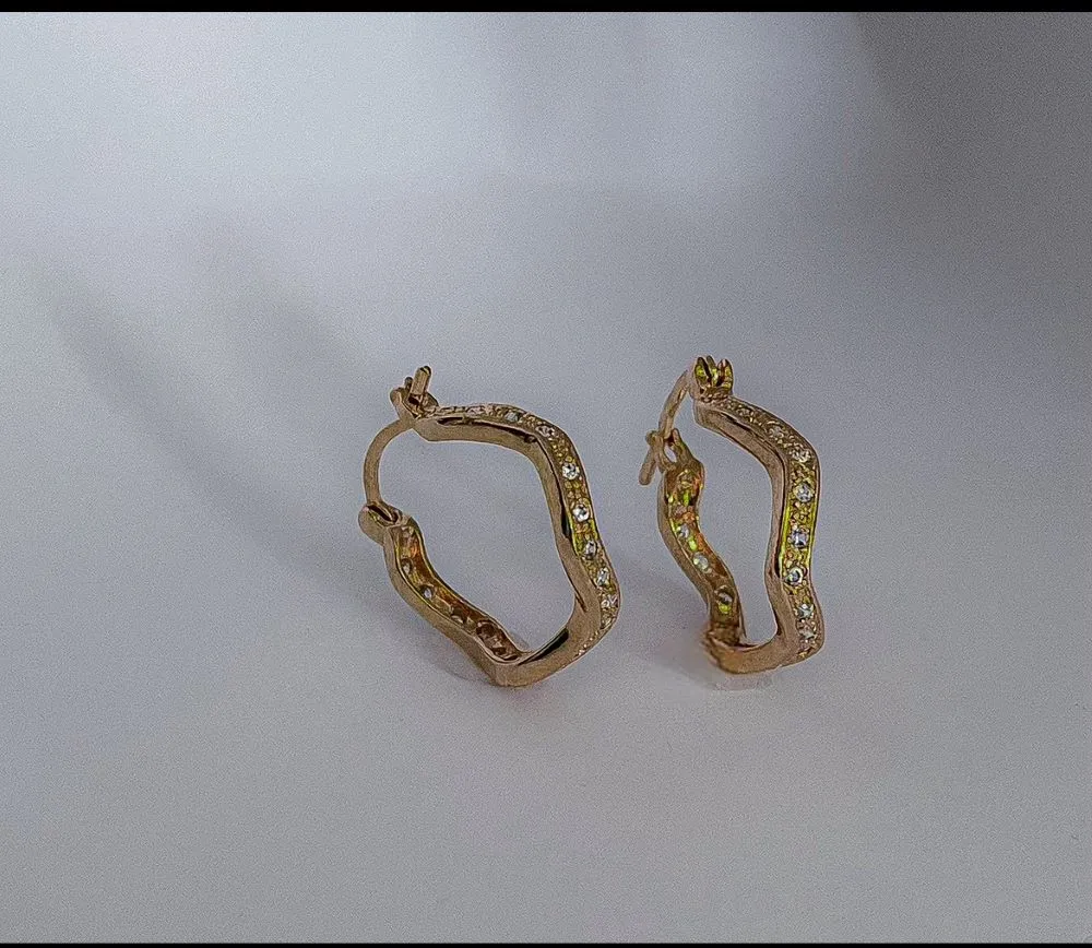 ARGOLA ONDULADA CRAVEJADA COM ZIRCONIAS
