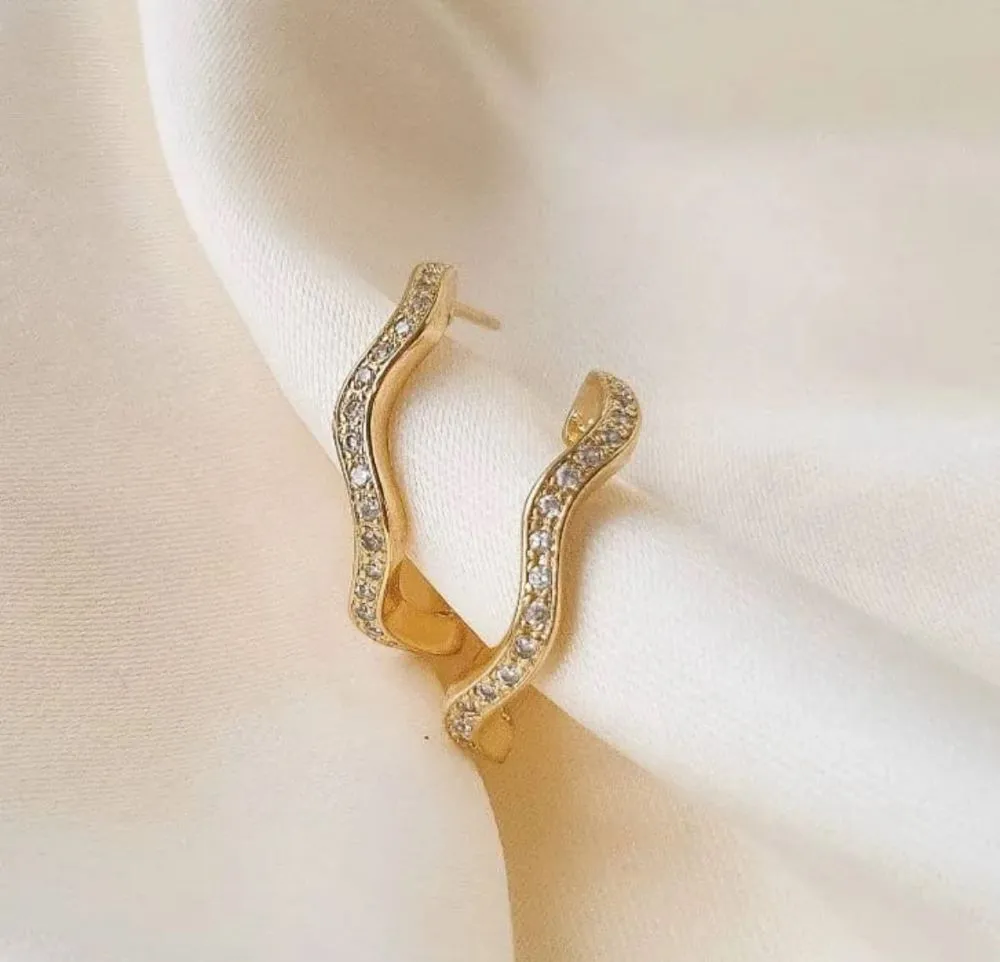 ARGOLA ONDULADA CRAVEJADA COM ZIRCONIAS