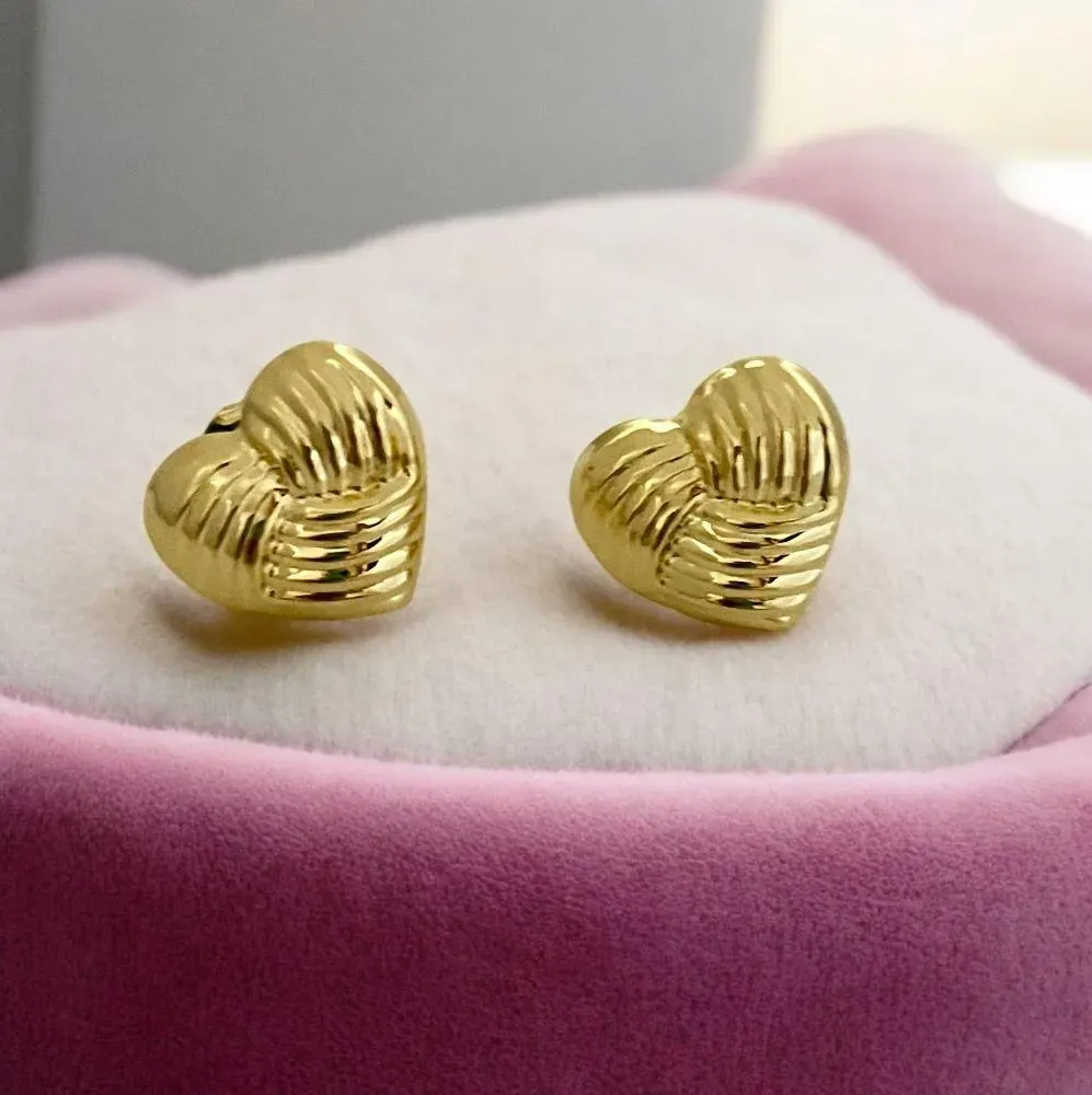 BRINCO CORAÇÃO COM DETALHES EM RANNHURAS BANHADO EM OURO 18K