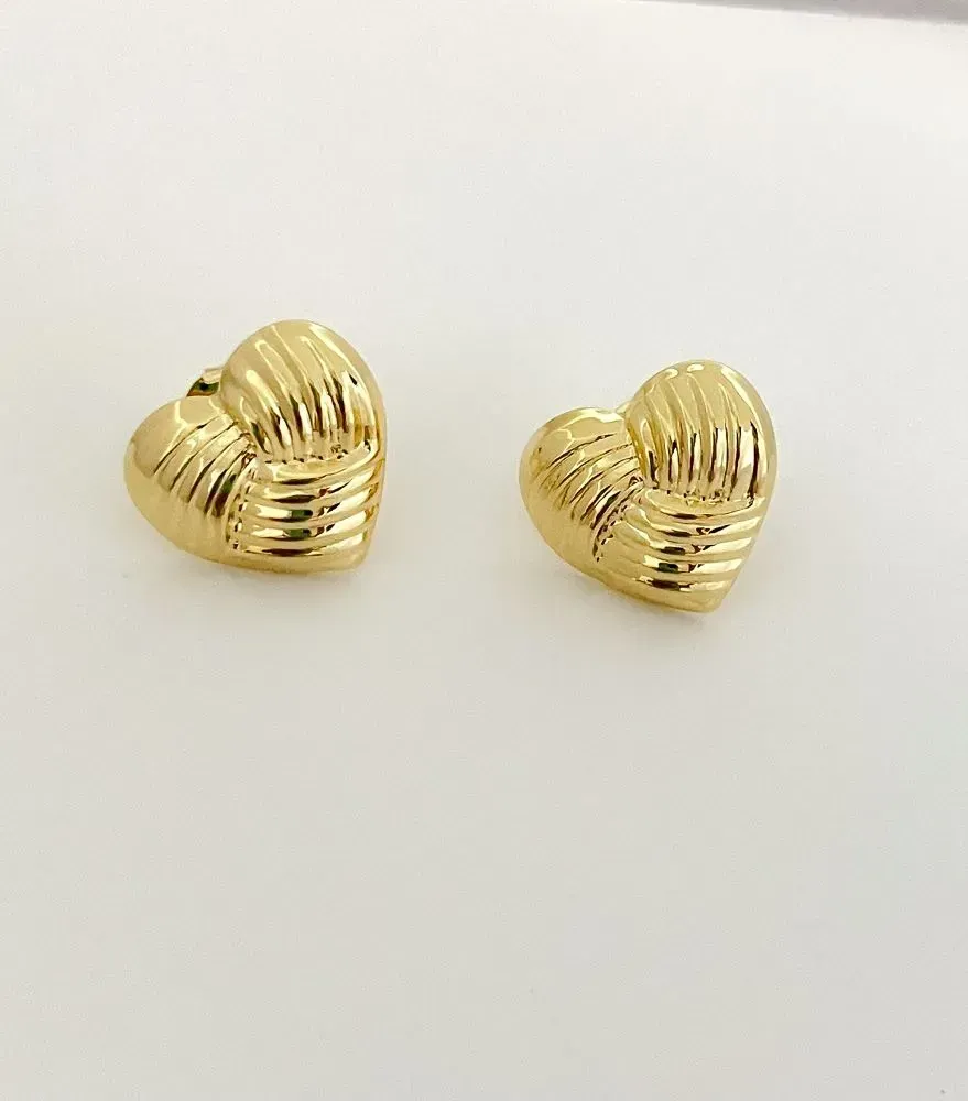 BRINCO CORAÇÃO COM DETALHES EM RANNHURAS BANHADO EM OURO 18K