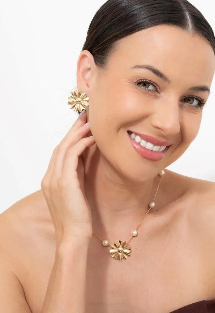 COLAR PÉROLA COM FLOR BANHADO EM OURO 18K