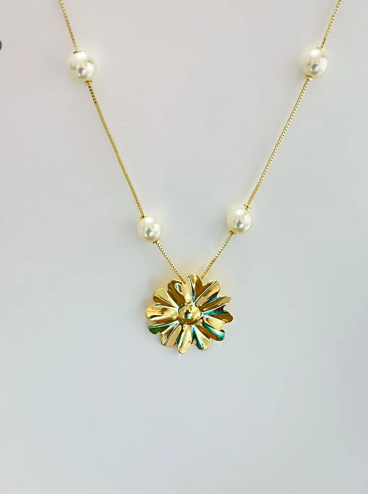 COLAR PÉROLA COM FLOR BANHADO EM OURO 18K