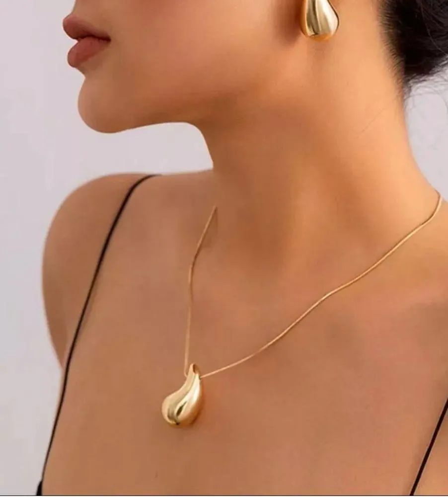 COLAR GOTA CURVA  FOLHEADO EM OURO 18K.