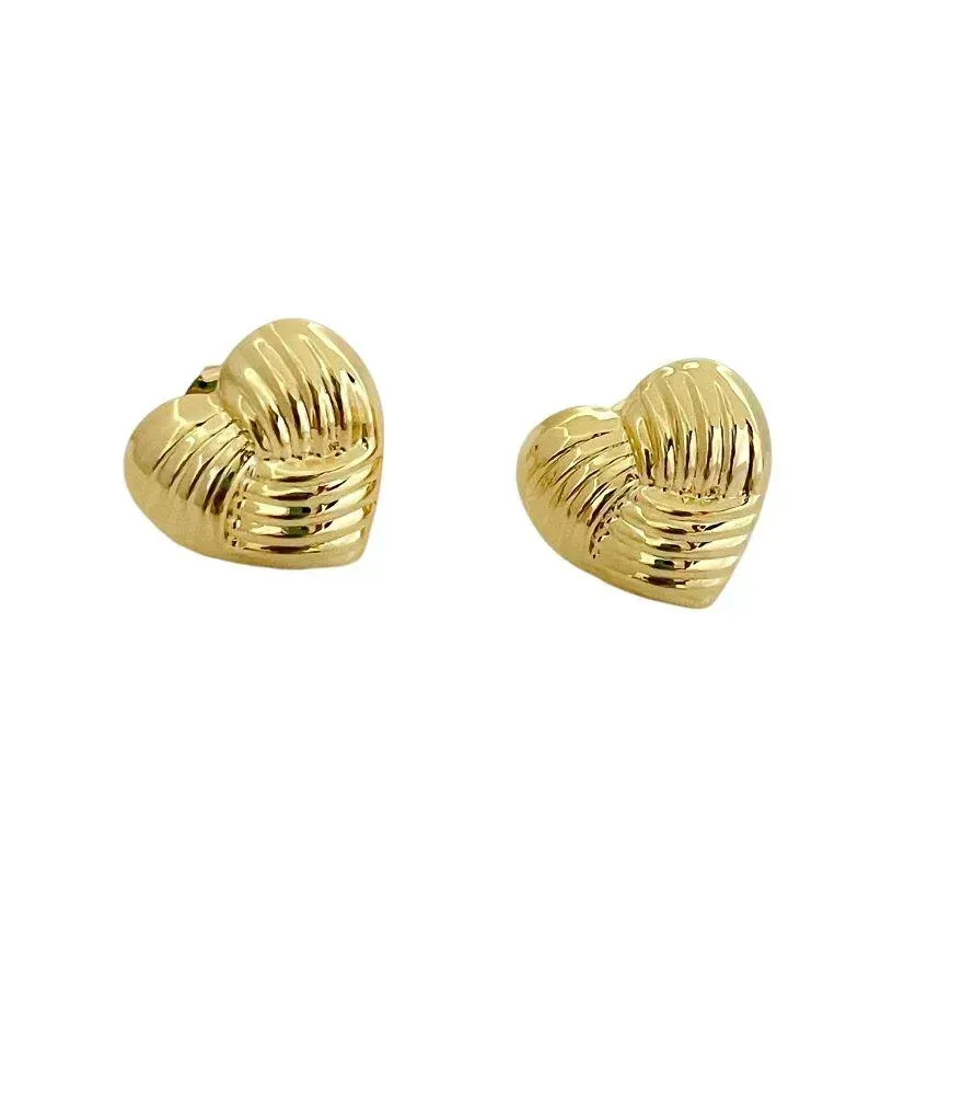 BRINCO CORAÇÃO COM DETALHES EM RANNHURAS BANHADO EM OURO 18K