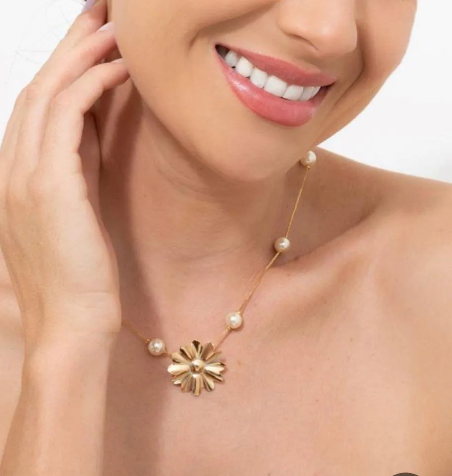 COLAR PÉROLA COM FLOR BANHADO EM OURO 18K