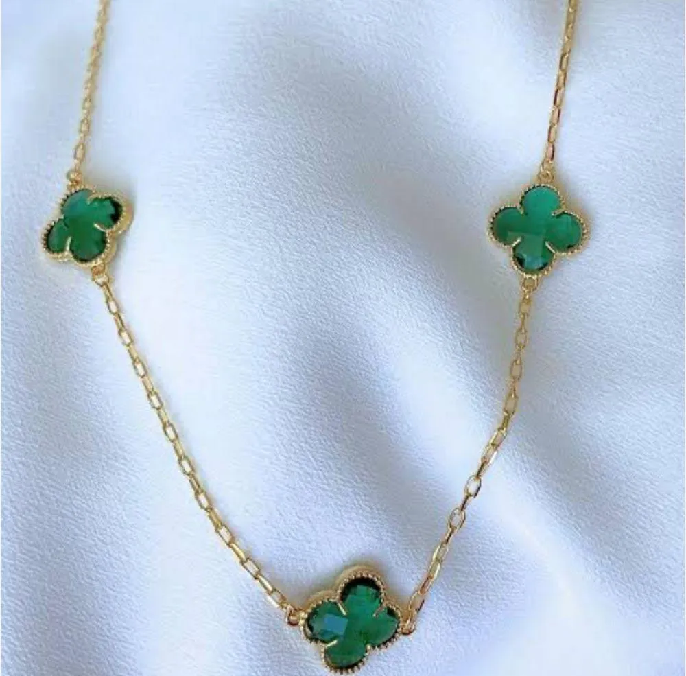 CHOCKER 3 TREVOS PEDRA VERDE ESMERALDA FOLHEADO EM OURO 18K