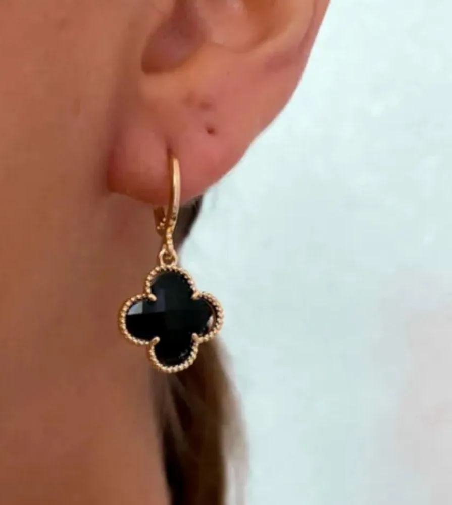 BRINCO ARGOLINHA TREVO COR PRETA FOLHEADO EM OURO 18K