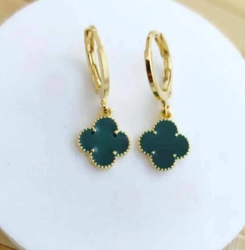 BRINCO ARGOLINHA TREVO COR PRETA FOLHEADO EM OURO 18K