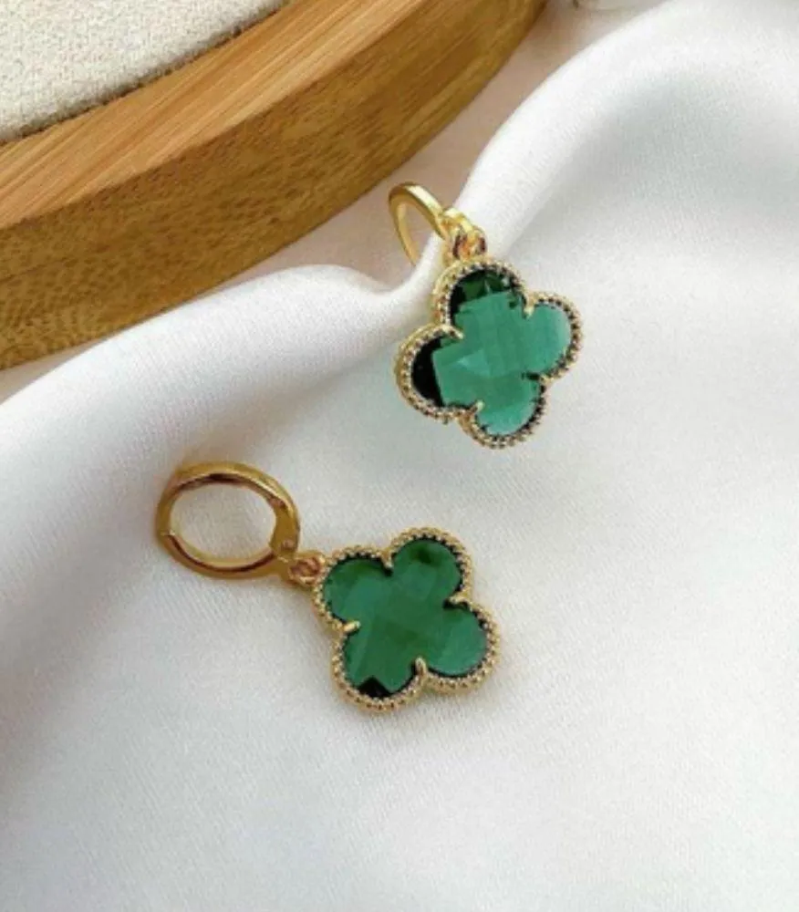 BRINCO ARGOLINHA TREVO COR VERDE FOLHEADO EM OURO 18K