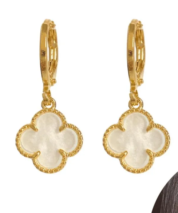 ARGOLINHA TREVO COR BRANCA FOLHRADA EM OURO 18K