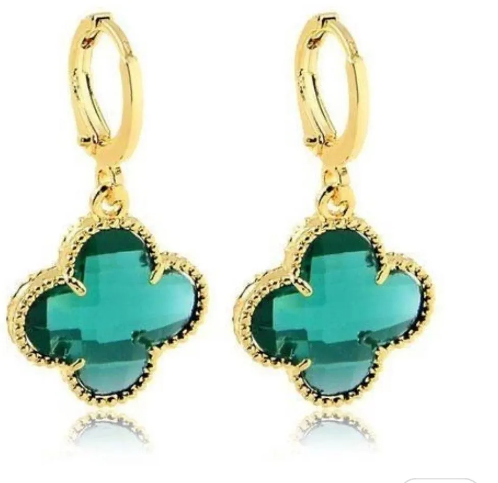 BRINCO ARGOLINHA TREVO COR VERDE FOLHEADO EM OURO 18K