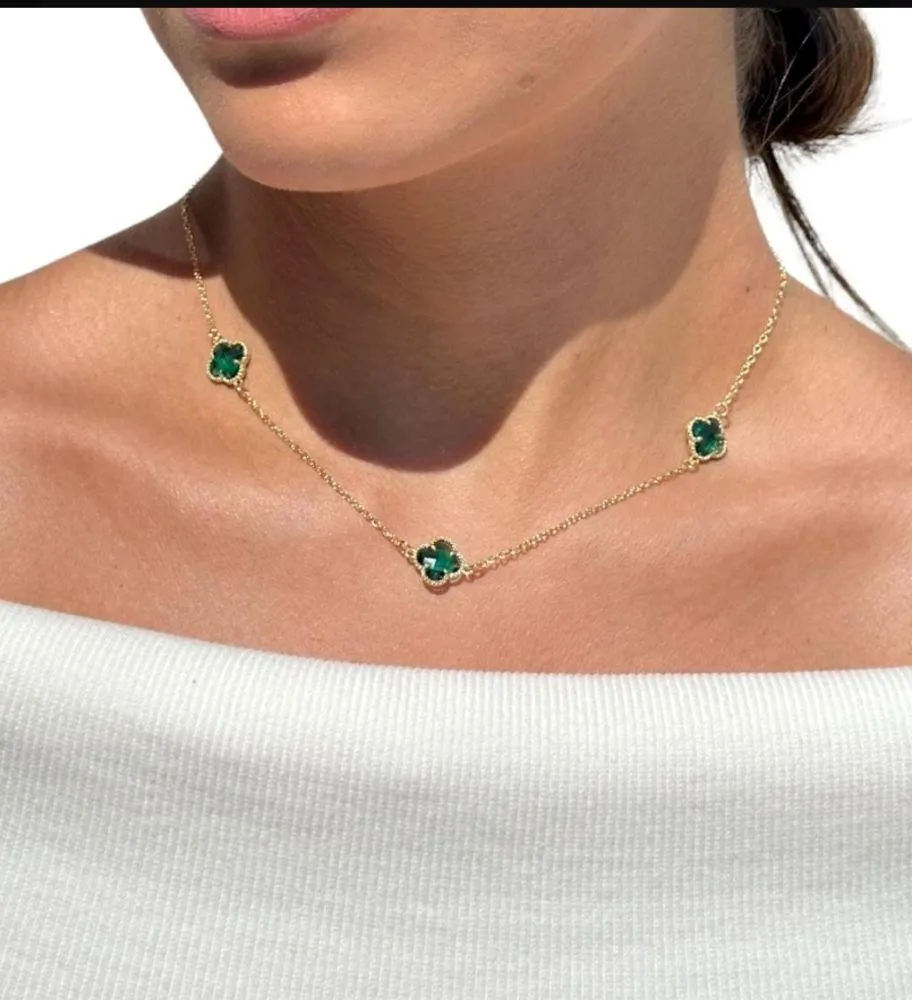 CHOCKER 3 TREVOS PEDRA VERDE ESMERALDA FOLHEADO EM OURO 18K