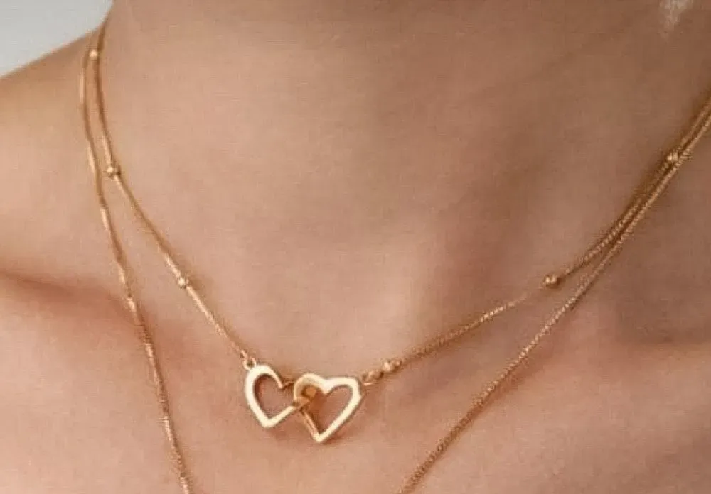 COLAR  2 CORAÇÕES ENTRELAÇADOS CORRENTE BOLINHAS FOLHEADO EM OURO 18K.