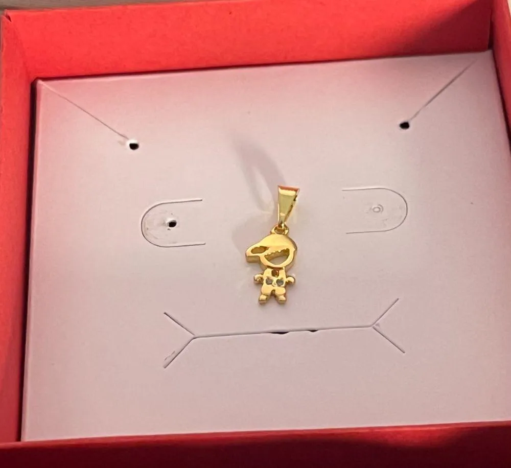 PINGENTE MENINO CRAVEJADO COM BONÉ
