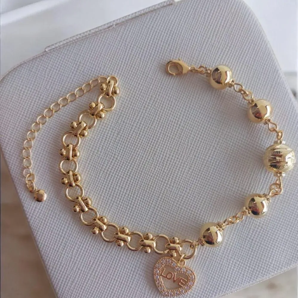 PULSEIRA EM ESFERAS COM PINGENTE CORAÇÃO LOVE  BANHADA EM OURO 18K