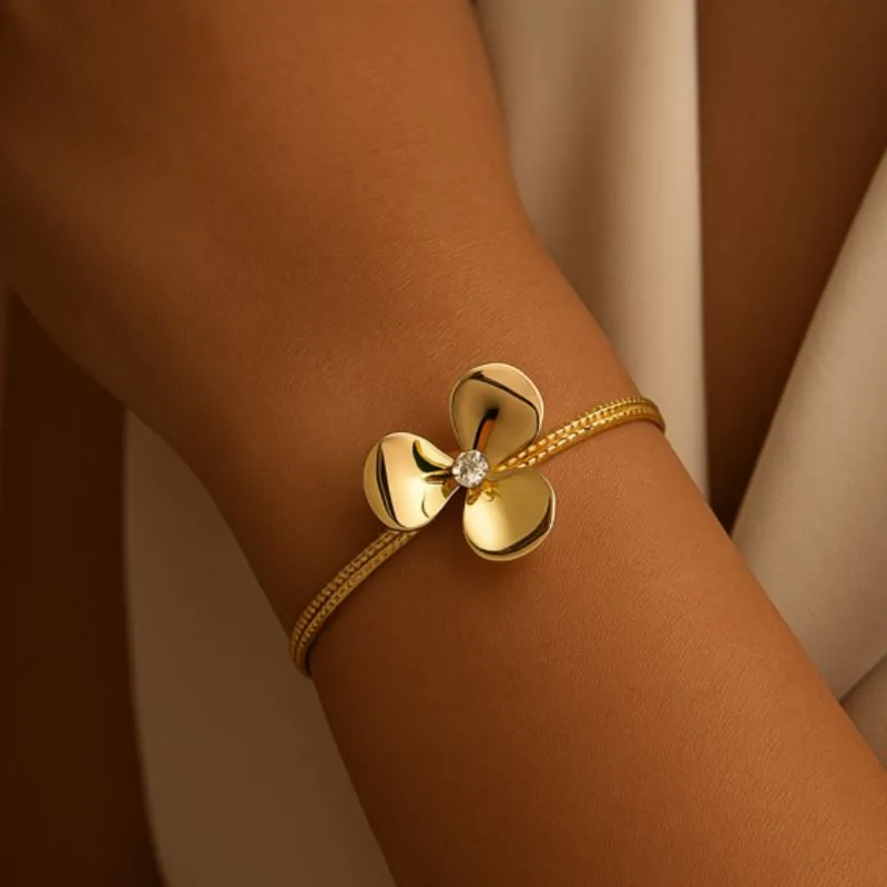 PULSEIRA FLOR 3 PÉTALAS COM PONTO DE LUZ, FOLHEADA EM OURO 18K